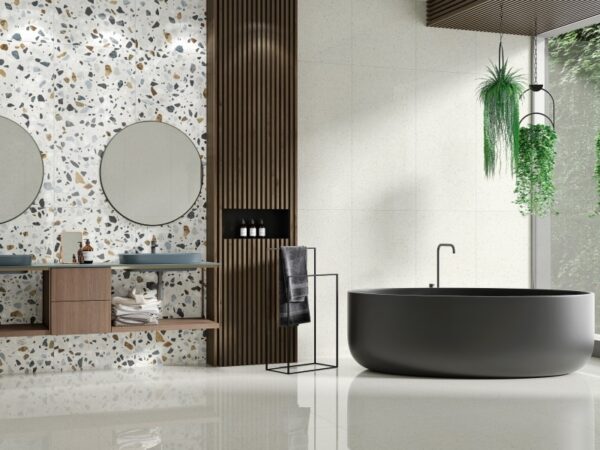 Terrazzo zid uz crnu kadu i okrugla ogledala